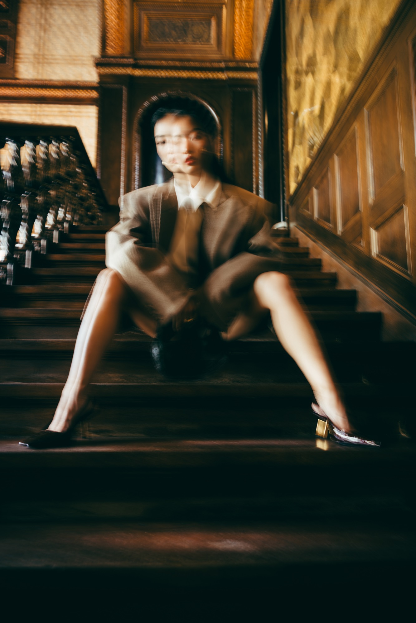 Thanya x PRADA – Dynamische Treppenaufnahme mit stilvollem Motion Blur