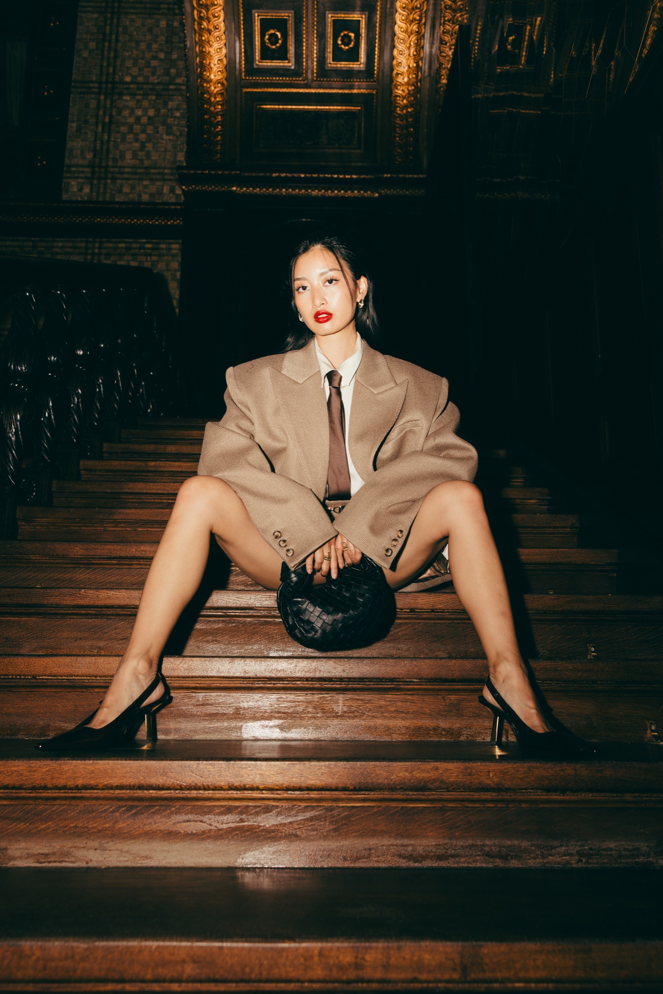Thanya x PRADA – Oversized Blazer Look im historischen Treppenhaus des Schlosshotels Berlin von Kürsat Gürbüz