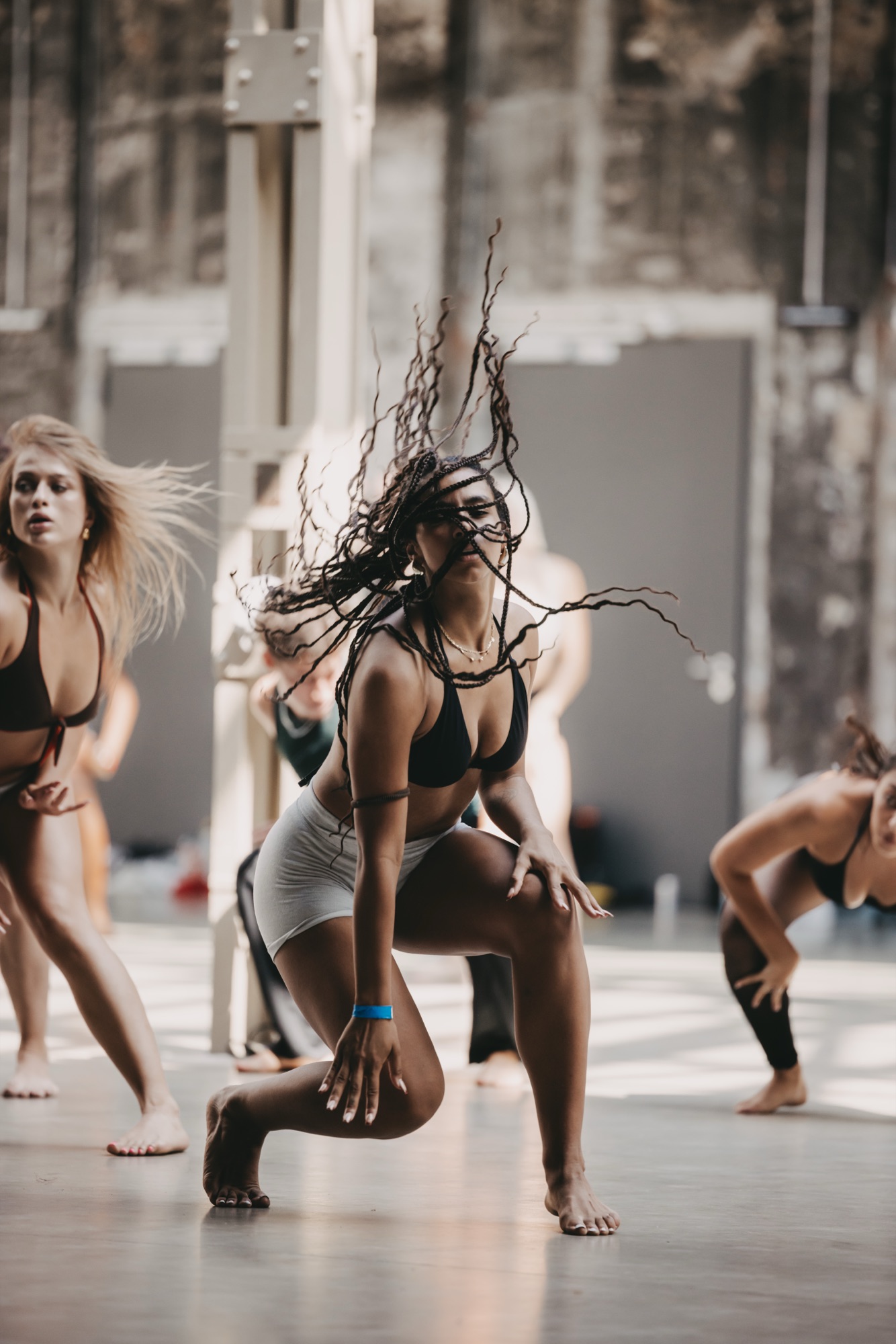 The Company – Dynamisches Floorwork mit fließendem Haarschwung