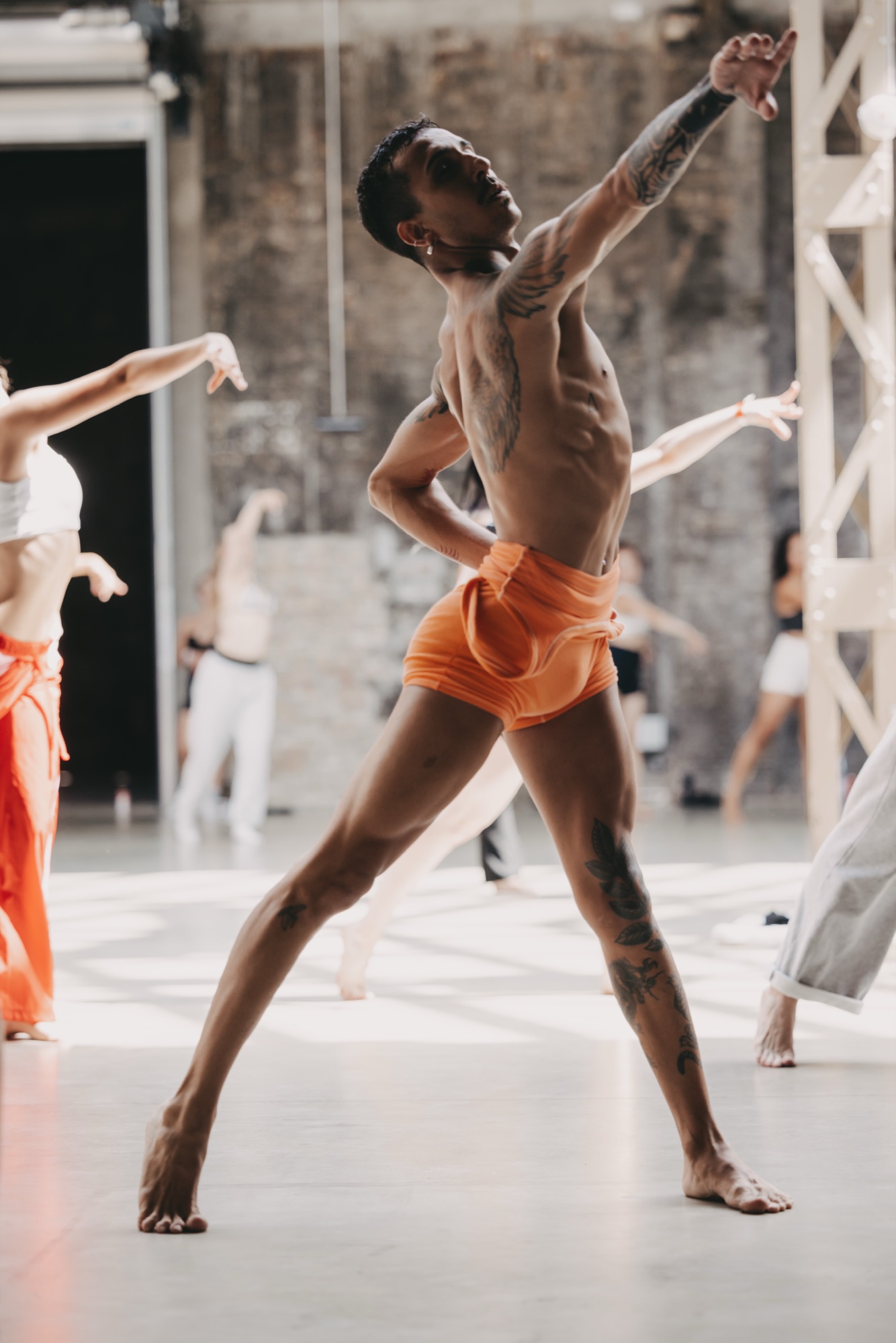The Company – Skulpturale Tanzpose und fokussierte Ausstrahlung