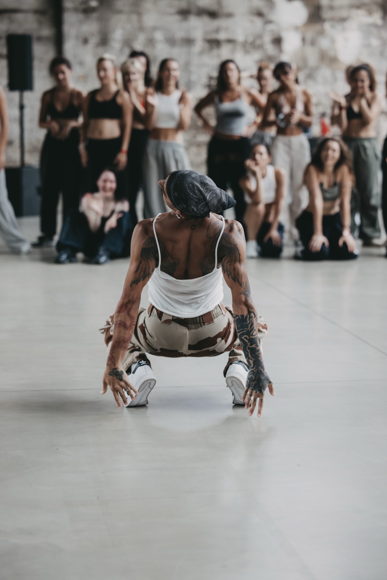 The Company – Tanz-Circle und Gemeinschaftssession im industrial Tanzstudio
