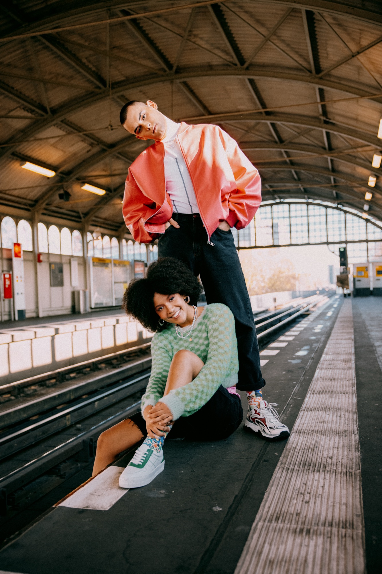 Wiggle Steps – Zweier-Porträt auf Bahnsteigkante unter Stahlträgerhalle von Kürsat Gürbüz