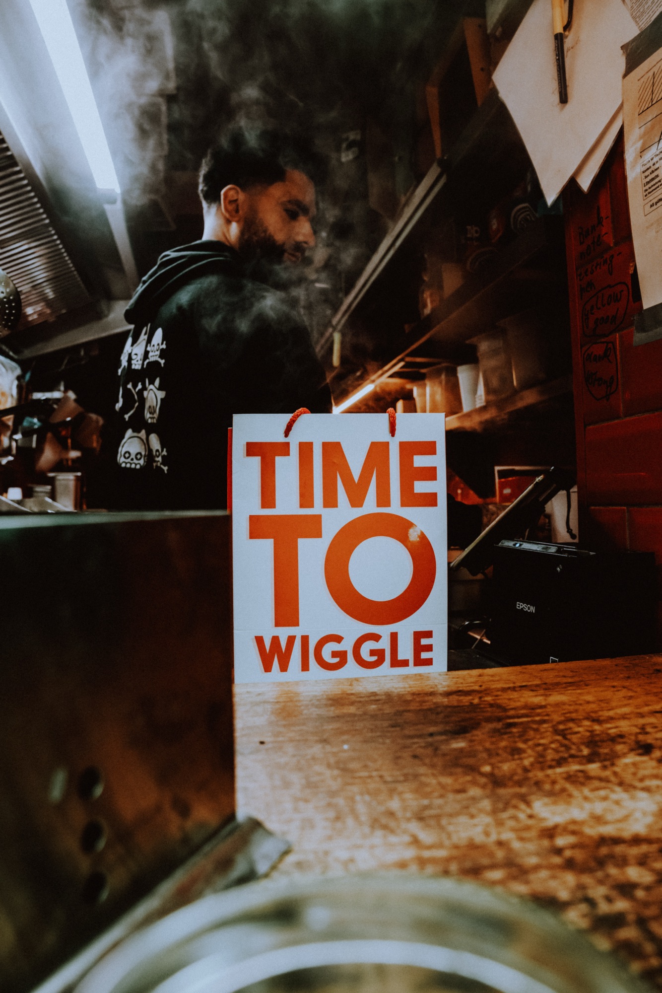 Wiggle Steps – Gastronomie-Tresen mit Time to Wiggle Branding und Küchendunst von Kürsat Gürbüz