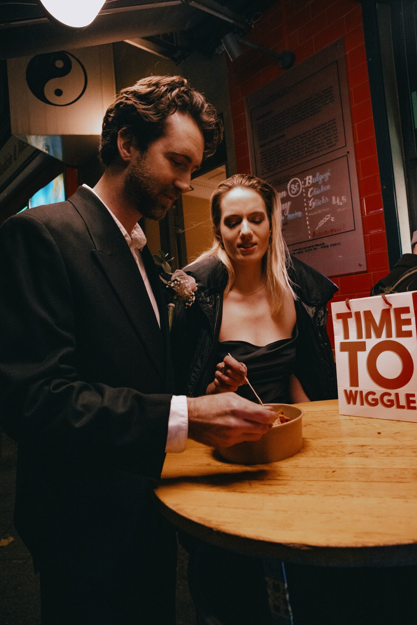Wiggle Steps – Abendgarderobe trifft Street Food an Stehtonne bei Nacht von Kürsat Gürbüz