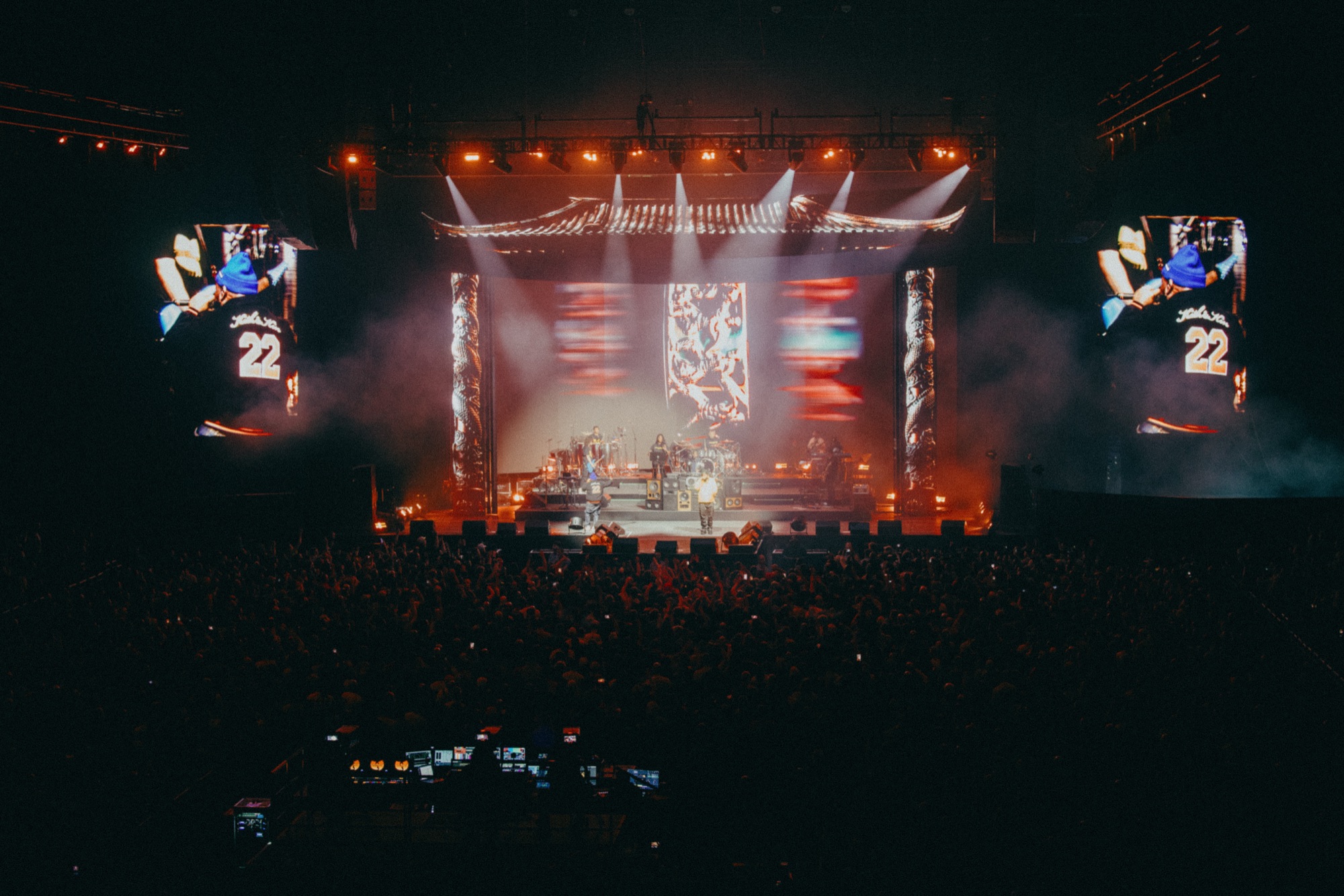 Wu-Tang Clan Live – Monumentale Pagoden-Bühnenarchitektur und Arena-Atmosphäre von Kürsat Gürbüz