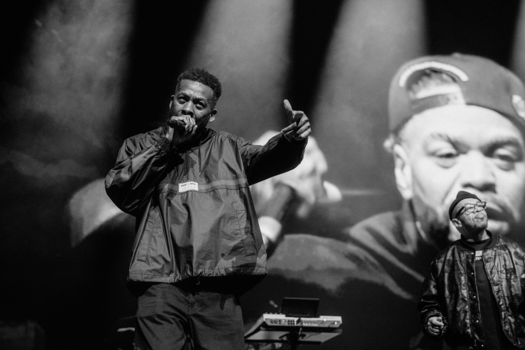 Wu-Tang Clan Live – Dynamisches Schwarzweiß-Porträt am Mikrofon von Kürsat Gürbüz