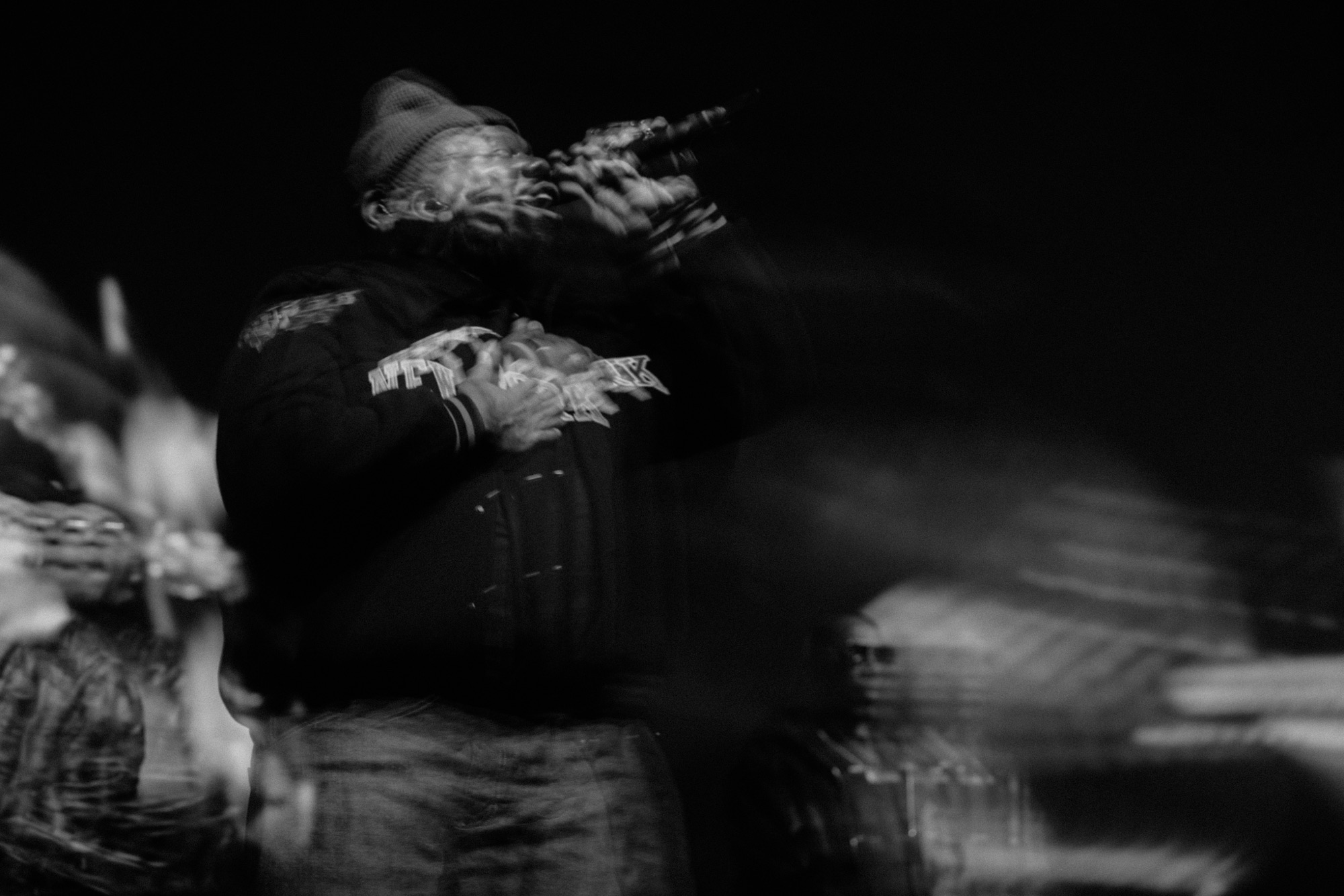 Wu-Tang Clan Live – Expressive Motion-Blur Aufnahme in Schwarzweiß von Kürsat Gürbüz