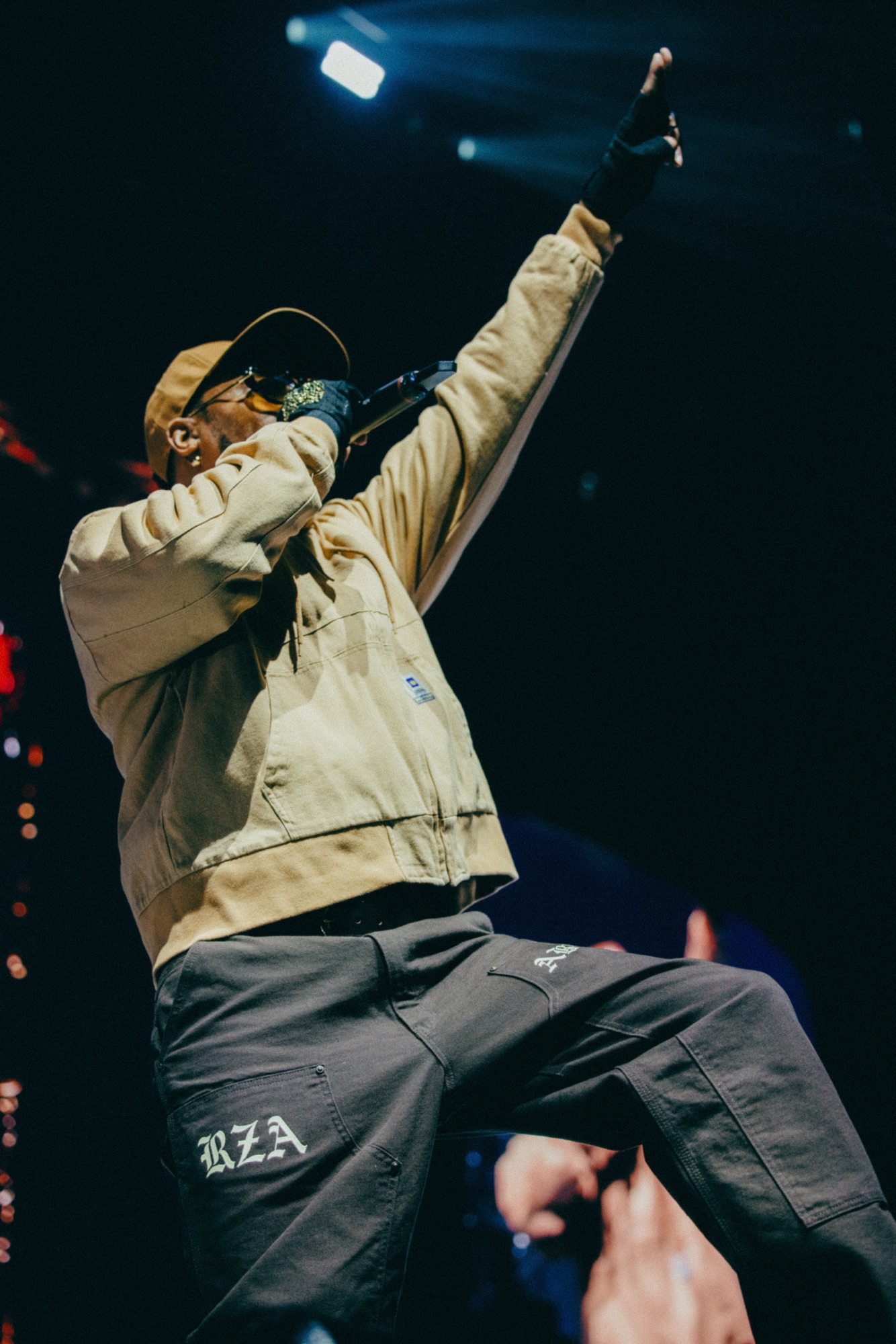 Wu-Tang Clan Live – RZA in Carhartt-Hoodie und bestickter Hose aus der Untersicht von Kürsat Gürbüz