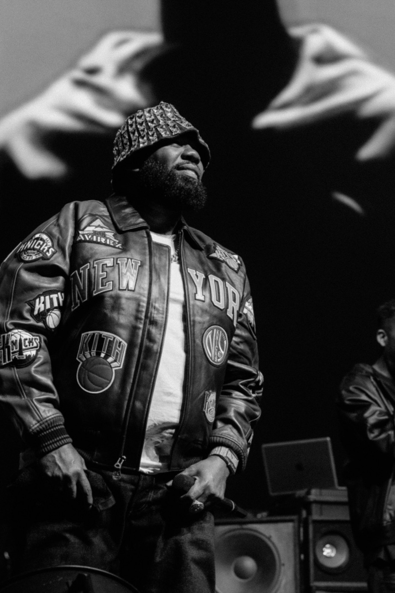 Wu-Tang Clan Live – Raekwon in Kith-Lederjacke auf der Bühne in Schwarzweiß von Kürsat Gürbüz
